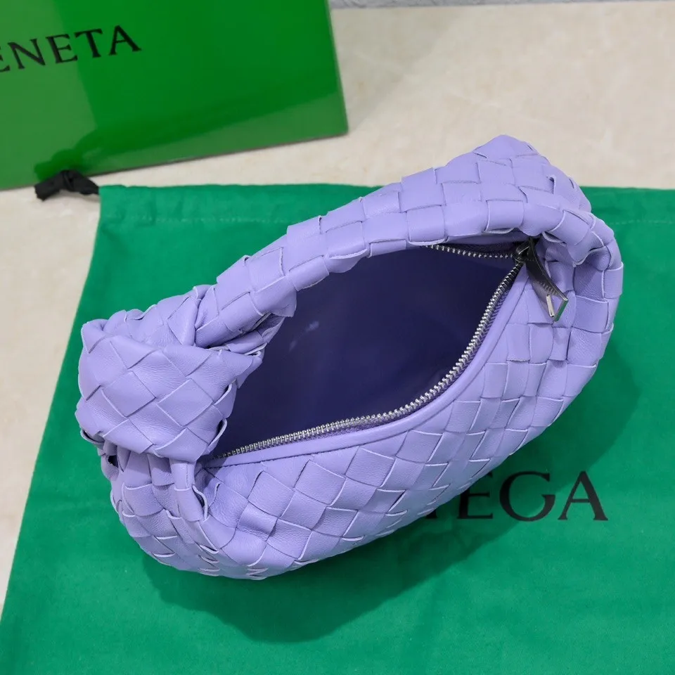 Batch 1120 BV Bottega Veneta 2021 Early Spring New Ladies MINI JODIE Handbag BV Bag 🔥The new method is to round the corners on the original basis and knot the round hobo bag with classic woven leather. The most iconic triangular pull-out design, using sheepskin draped soft shape, is super suitable for concave shapes~ Jodie feels really gentle to people, and is definitely the best item for daily matching. It has the same weave, new elements and twists, is compact and versatile, and is the new favorite of street style Internet celebrities! Dimensions: 23x28x8 Model: 6699-1